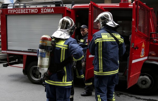 Φωτιά σε σπίτι στη Γλυφάδα - Απεγκλωβίστηκαν τρία άτομα