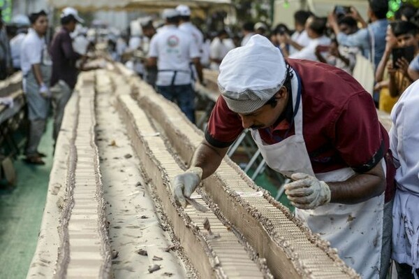 Iνδία: Έσπασαν το ρεκόρ Γκίνες με ένα κέικ μήκους 6,5 χιλιομέτρων