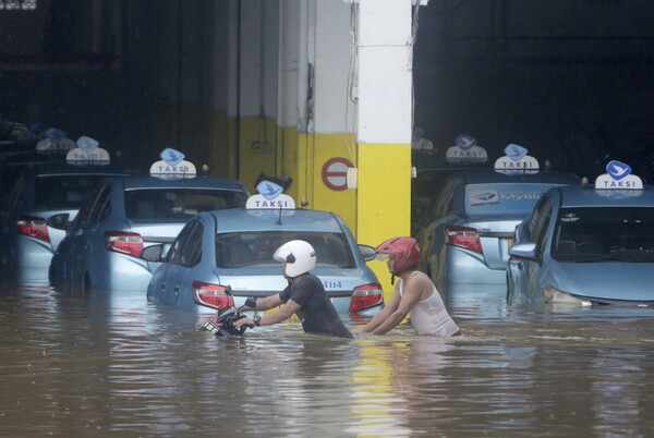 Ινδονησία: Τουλάχιστον 21 νεκροί από τις πλημμύρες στην Τζακάρτα