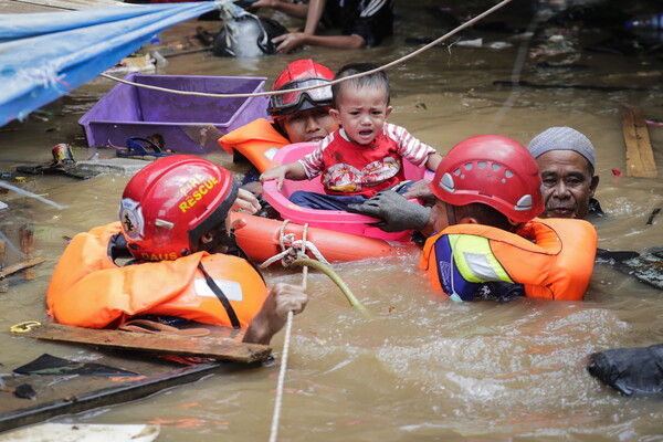 «Από τις πιο ακραίες κακοκαιρίες εδώ και 1,5 αιώνα»: Δεκάδες νεκροί στην Ινδονησία από τις πλημμύρες