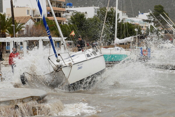 Η καταιγίδα «Γκλόρια» σάρωσε την Ισπανία - 8 νεκροί και κύματα ύψους 13,5 μέτρων