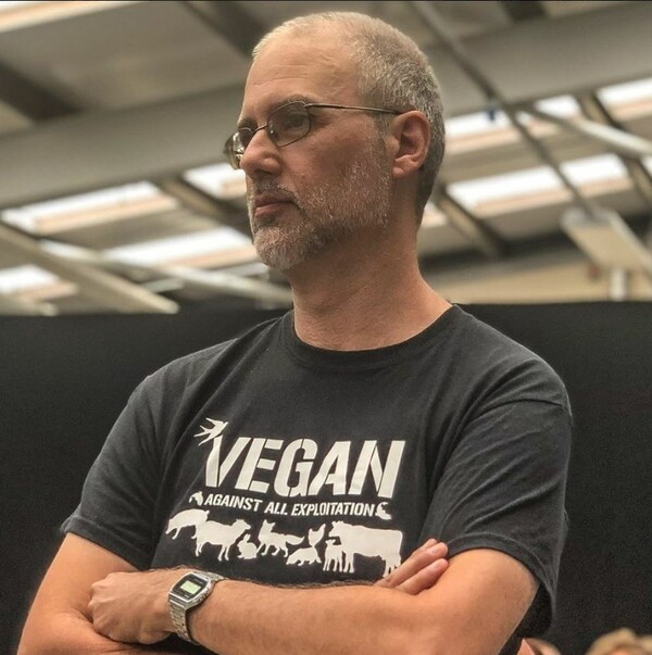 Jordi Casamitjan: Ο ηθικός vegan που έχασε τη δουλειά του για χάρη των ζώων, μιλά στο LiFO.gr για την απόφαση «σταθμό» στη Βρετανία