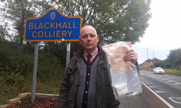 Βρετανία: Λύθηκε το μυστήριο με τα πακέτα χαρτονομισμάτων που έβρισκαν στους δρόμους ενός χωριού