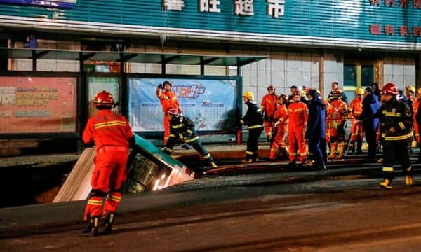 Κίνα: Η σοκαριστική στιγμή που τρύπα «καταπίνει» λεωφορείο - Νεκροί, τραυματίες και αγνοούμενοι
