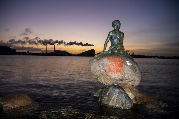 Δανία: Βανδάλισαν το άγαλμα της «Μικρής Γοργόνας» - Σύνθημα υπέρ των διαδηλωτών του Χονγκ Κονγκ