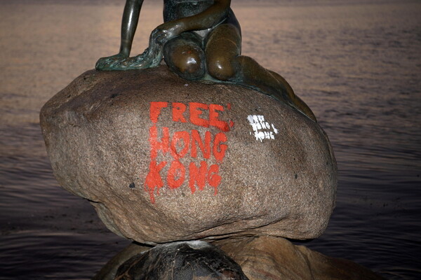 Δανία: Βανδάλισαν το άγαλμα της «Μικρής Γοργόνας» - Σύνθημα υπέρ των διαδηλωτών του Χονγκ Κονγκ