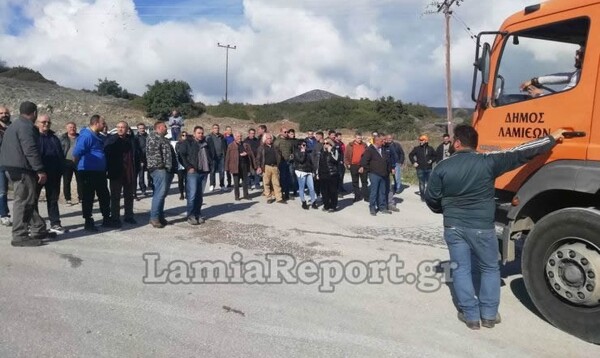 Λαμία: Μπλόκαραν απορριμματοφόρα και ΧΥΤΑ - Αντιδρούν στην δημιουργία κέντρου φιλοξενίας