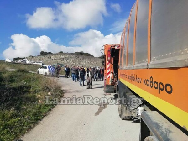 Λαμία: Μπλόκαραν απορριμματοφόρα και ΧΥΤΑ - Αντιδρούν στην δημιουργία κέντρου φιλοξενίας