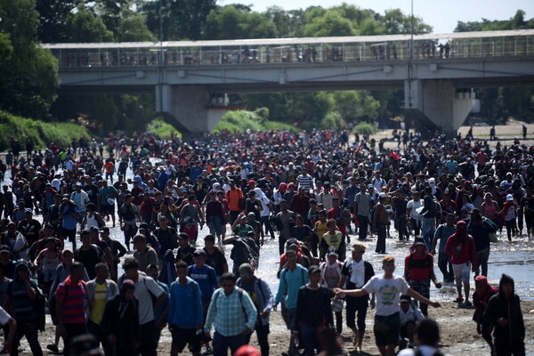 Εκατοντάδες μετανάστες προσπάθησαν να διασχίσουν ποτάμι στα σύνορα Μεξικού - Γουατεμάλας