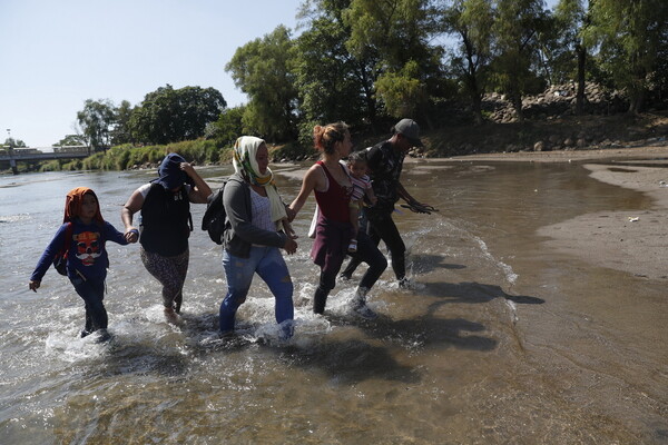 Εκατοντάδες μετανάστες προσπάθησαν να διασχίσουν ποτάμι στα σύνορα Μεξικού - Γουατεμάλας