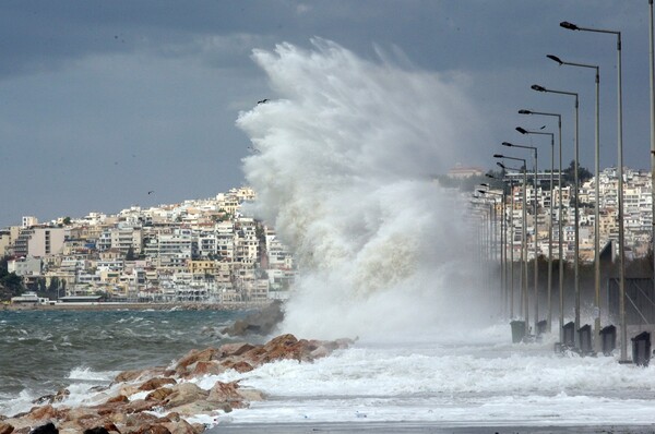 Καιρός: Σποραδικές καταιγίδες - Άνεμοι 8 μποφόρ στο Αιγαίο