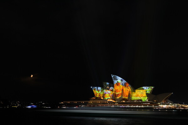 Η Όπερα του Σίδνεϊ ευχαριστεί τους πυροσβέστες της Αυστραλίας - Οι προβολές πάνω στο εμβληματικό κτίριο