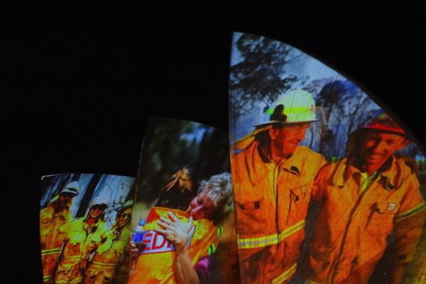 Η Όπερα του Σίδνεϊ ευχαριστεί τους πυροσβέστες της Αυστραλίας - Οι προβολές πάνω στο εμβληματικό κτίριο