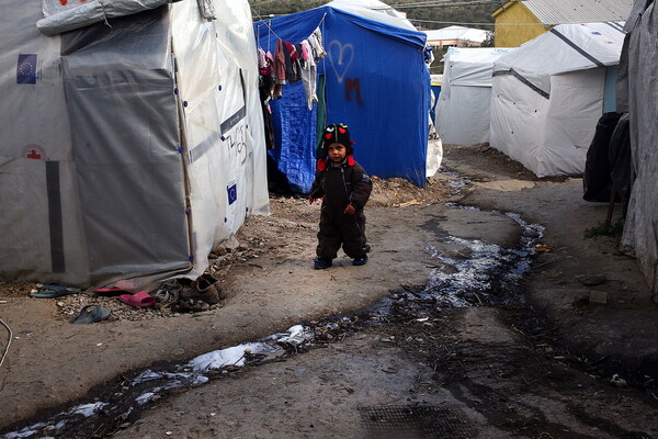 Guardian: Οι ολέθριες συνθήκες που αντιμετωπίζουν οι πρόσφυγες στη Λέσβο