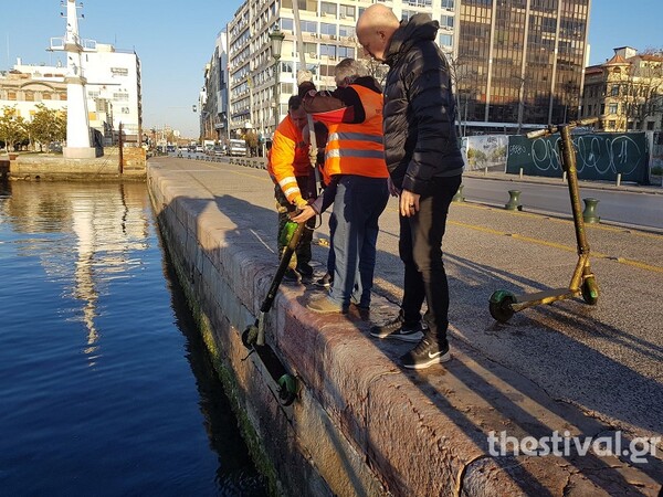 Θεσσαλονίκη: Συνεργεία του δήμου «ψαρεύουν» ηλεκτρικά πατίνια από τον Θερμαϊκό