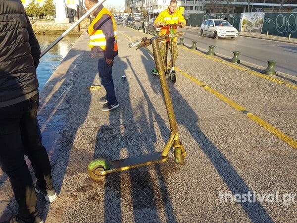 Θεσσαλονίκη: Συνεργεία του δήμου «ψαρεύουν» ηλεκτρικά πατίνια από τον Θερμαϊκό