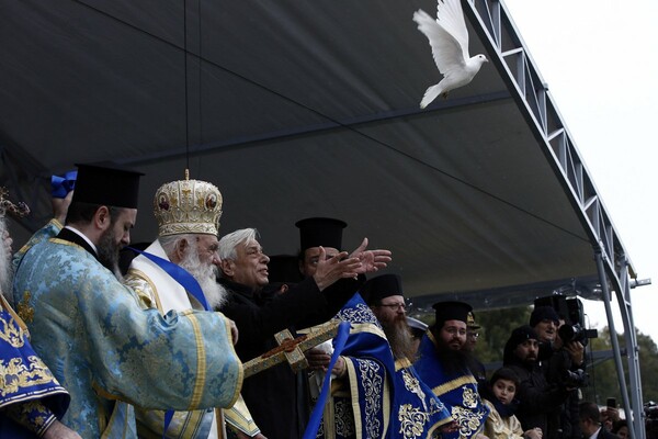 Θεοφάνεια στον Πειραιά: ΟΥΚ βατραχάνθρωποι βούτηξαν στο παγωμένο λιμάνι για το σταυρό