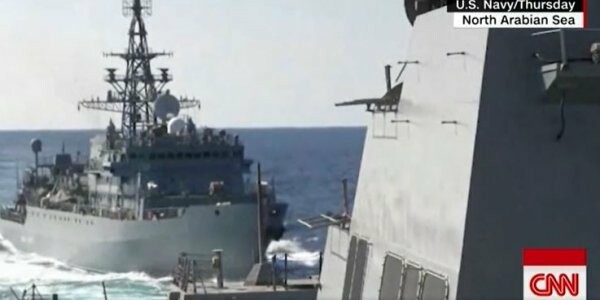 Αραβική Θάλασσα: Η στιγμή που ρωσικό πολεμικό πλοίο προσεγγίζει «επιθετικά» αμερικανικό αντιτορπιλικό