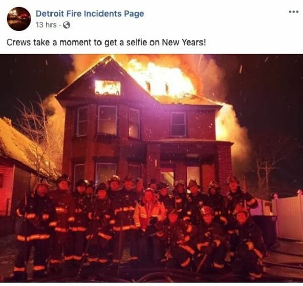 Πυροσβέστες έβγαλαν «σέλφι» μπροστά από φλεγόμενο σπίτι