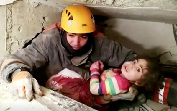 Τουρκία: Μητέρα και κόρη ανασύρθηκαν ζωντανές μετά από 28 ώρες στα ερείπια
