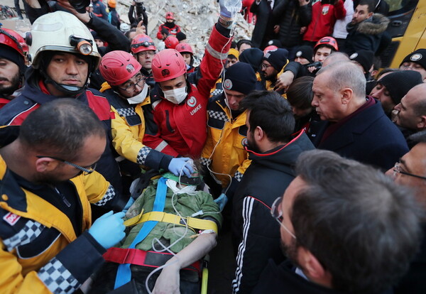 Εκατοντάδες μετασεισμοί στην Τουρκία: Στους 31 οι νεκροί και πάνω από 1.500 τραυματίες