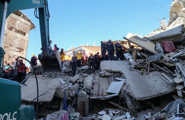 Σεισμός στην Τουρκία: Μάχη με τον χρόνο για τους αγνοούμενους - Δεκάδες νεκροί και πάνω από 1.000 τραυματίες