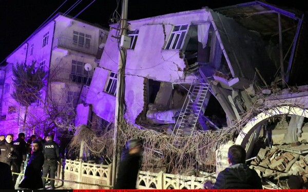 Τουρκία: Τουλάχιστον 8 νεκροί από τον σεισμό 6,8 Ρίχτερ - Φόβοι για ισχυρότατους μετασεισμούς