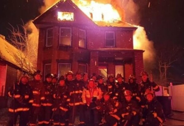 Πυροσβέστες έβγαλαν «σέλφι» μπροστά από φλεγόμενο σπίτι