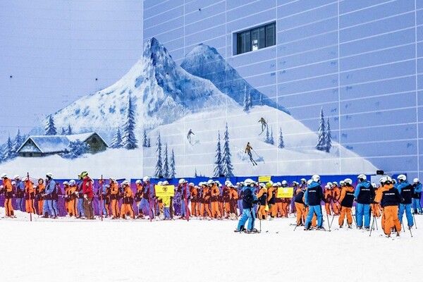 Σκι με φόντο έναν ζωγραφισμένο ουρανό: Μέσα στο δεύτερο μεγαλύτερο κλειστό χιονοδρομικό κέντρο του κόσμου