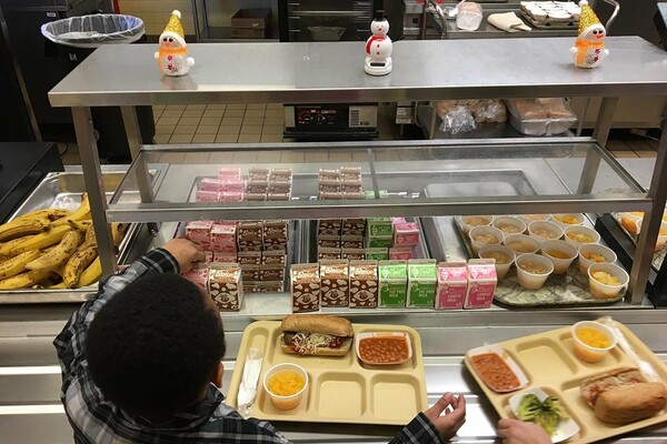 Ο Τραμπ καταργεί ό,τι θέσπισε η Μισέλ Ομπάμα: Επιστρέφουν οι πίτσες και οι τηγανητές πατάτες στα σχολεία