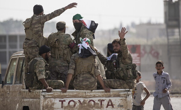 Guardian: Ο Ερντογάν έστειλε 2.000 Σύρους μαχητές στη Λιβύη