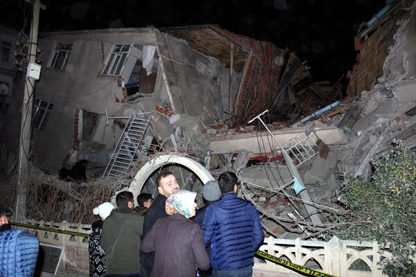 Σεισμός στην Τουρκία: Αυξάνονται συνεχώς οι νεκροί και οι τραυματίες - Ψάχνουν επιζώντες στα συντρίμμια