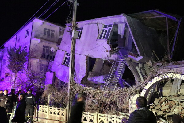 Σεισμός στην Τουρκία: Αυξάνονται συνεχώς οι νεκροί και οι τραυματίες - Ψάχνουν επιζώντες στα συντρίμμια