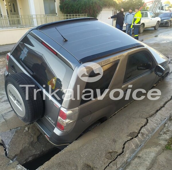 Τρίκαλα: Αυτοκίνητο βούλιαξε σε οδόστρωμα που υποχώρησε