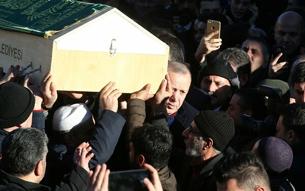 Τουρκία: Ο Ερντογάν στην κηδεία θυμάτων του σεισμού - Κρατούσε το φέρετρο