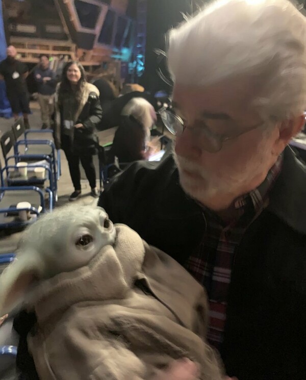 Star Wars: Ο George Lucas αγκαλιάζει στοργικά το μωρό Yoda στα παρασκήνια του Mandalorian