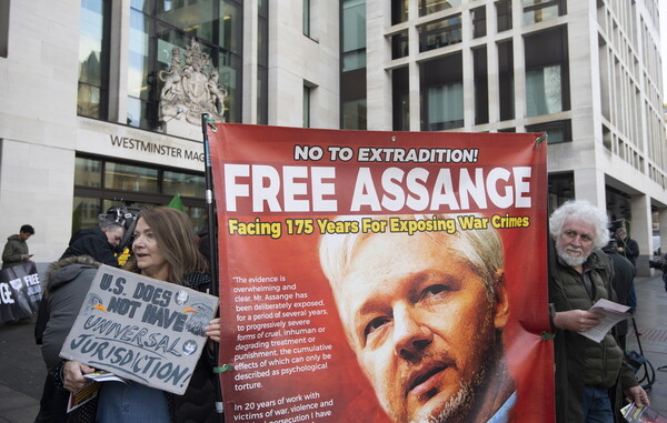 Ο Ασάνζ βγήκε από την απομόνωση - Για «νίκη» κάνει λόγο το Wikileaks