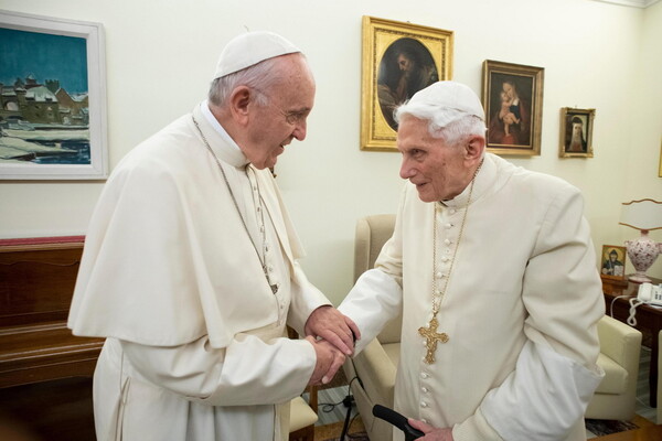 Δύο Πάπες σε «κόντρα»: Ο Βενέδικτος προειδοποιεί τον Φραγκίσκο για την αγαμία του κλήρου