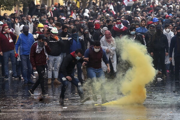 Νέες επεισοδιακές διαδηλώσεις στη Βηρυτό - Συγκρούσεις, χημικά και ρίψεις νερού
