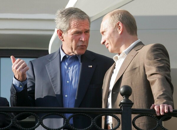 Όταν Πούτιν και Μπους χόρευαν ρωσικά τραγούδια -Γελούσε μαζί τους η Λόρα Μπους