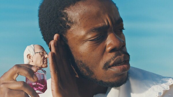«Bérnié, το άρωμα του λαού»: Viral έγινε το βίντεο που «διαφημίζει» το eau de toilette του Μπέρνι Σάντερς