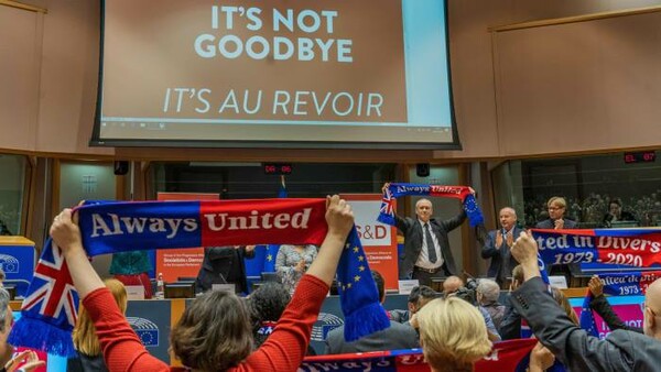 Ευρωπαϊκό Κοινοβούλιο: Επικύρωσε τη Συμφωνία για το Brexit - To «αντίο» των ευρωβουλευτών
