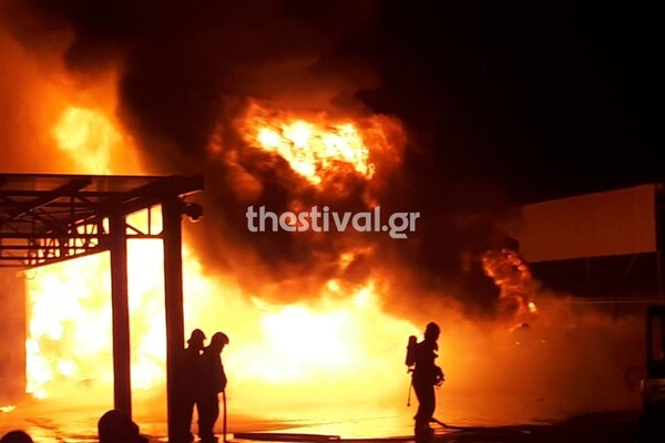 Θεσσαλονίκη: Μεγάλη πυρκαγιά σε αντιπροσωπεία γεωργικών μηχανημάτων