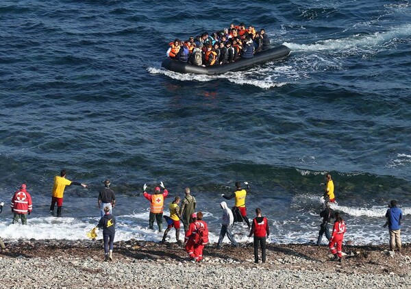 Πλωτό φράγμα: Θέμα ανθρωπίνων δικαιωμάτων θέτει η Κομισιόν - «Αναμένουμε διευκρινίσεις»