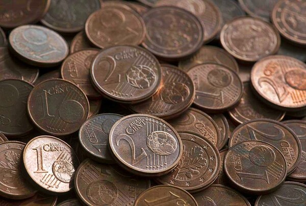 Την απόσυρση των νομισμάτων του 1 και 2 λεπτών του ευρώ εξετάζει η Κομισιόν