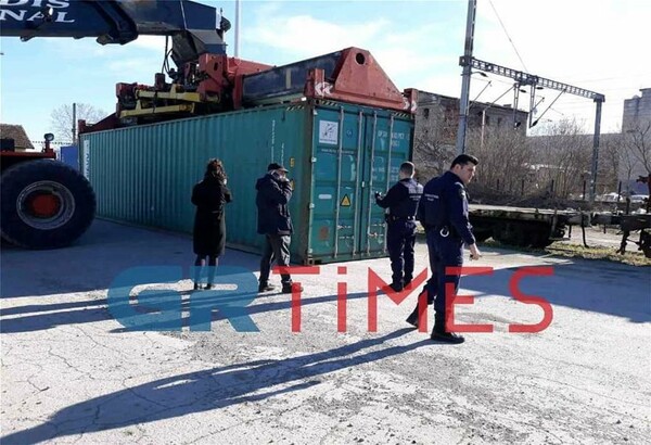 Θεσσαλονίκη: Κλειδωμένοι μέσα σε κοντέινερ εντοπίστηκαν μετανάστες