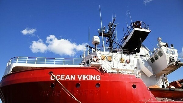 Ocean Viking: Πήρε άδεια να αποβιβάσει 403 πρόσφυγες και μετανάστες στην Ιταλία