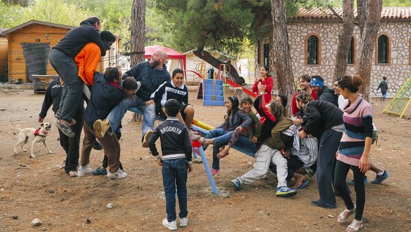 Η Αλληλεγγύη Λέσβου βοηθά πρόσφυγες και μετανάστες στην πρώτη γραμμή, σε συνθήκες ιδιαίτερα αντίξοες