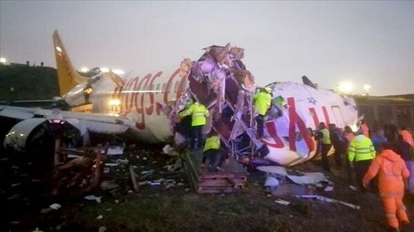 Κωνσταντινούπολη: 52 τραυματίες από το αεροπλάνο που κόπηκε στα τρία