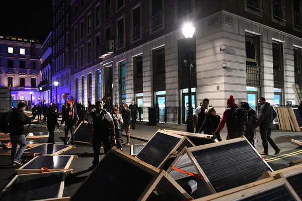 Λονδίνο: H Greenpeace απέκλεισε τα γραφεία της BP με φωτοβολταϊκά πάνελ